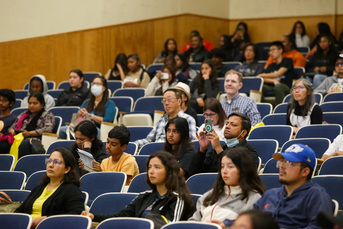 California extiende el plazo de ayuda financiera para estudiantes Estudiantes universitarios en un auditorio