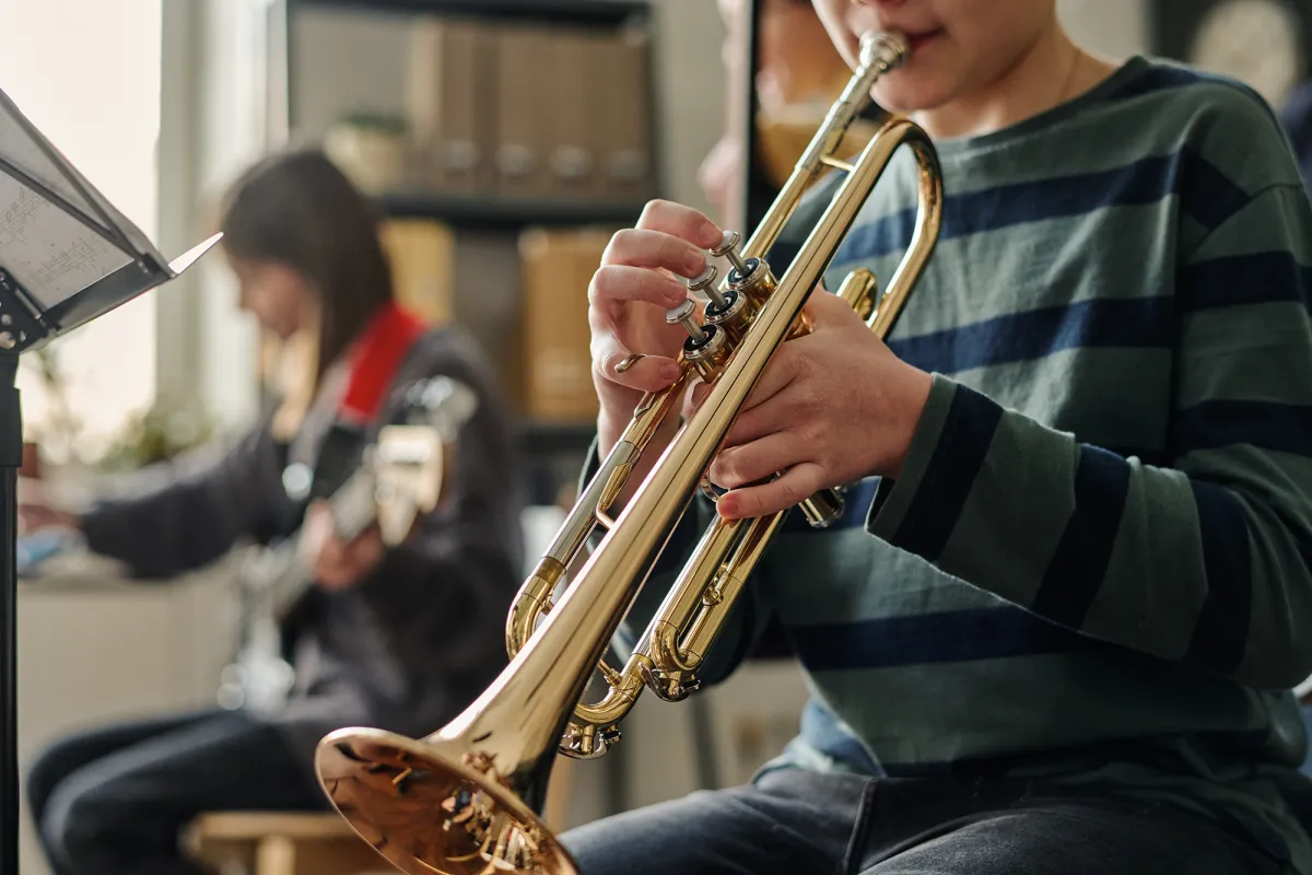 Los niños de crianza se pierden de los deportes y de la música. Un nuevo plan en California tiene como objetivo ayudarlos a ponerse al día 032824_Student-Trumpet_ISTOCK_CM_01