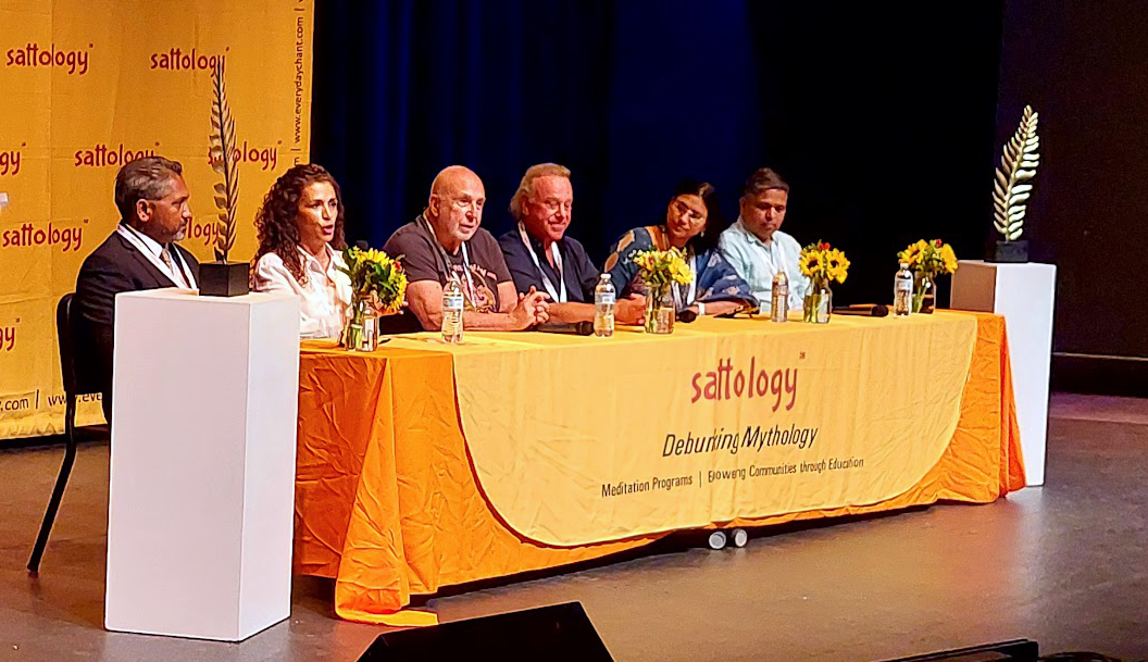 Sattology: A festival where ideas and thoughts are elevated seis personas en un panel de discusión