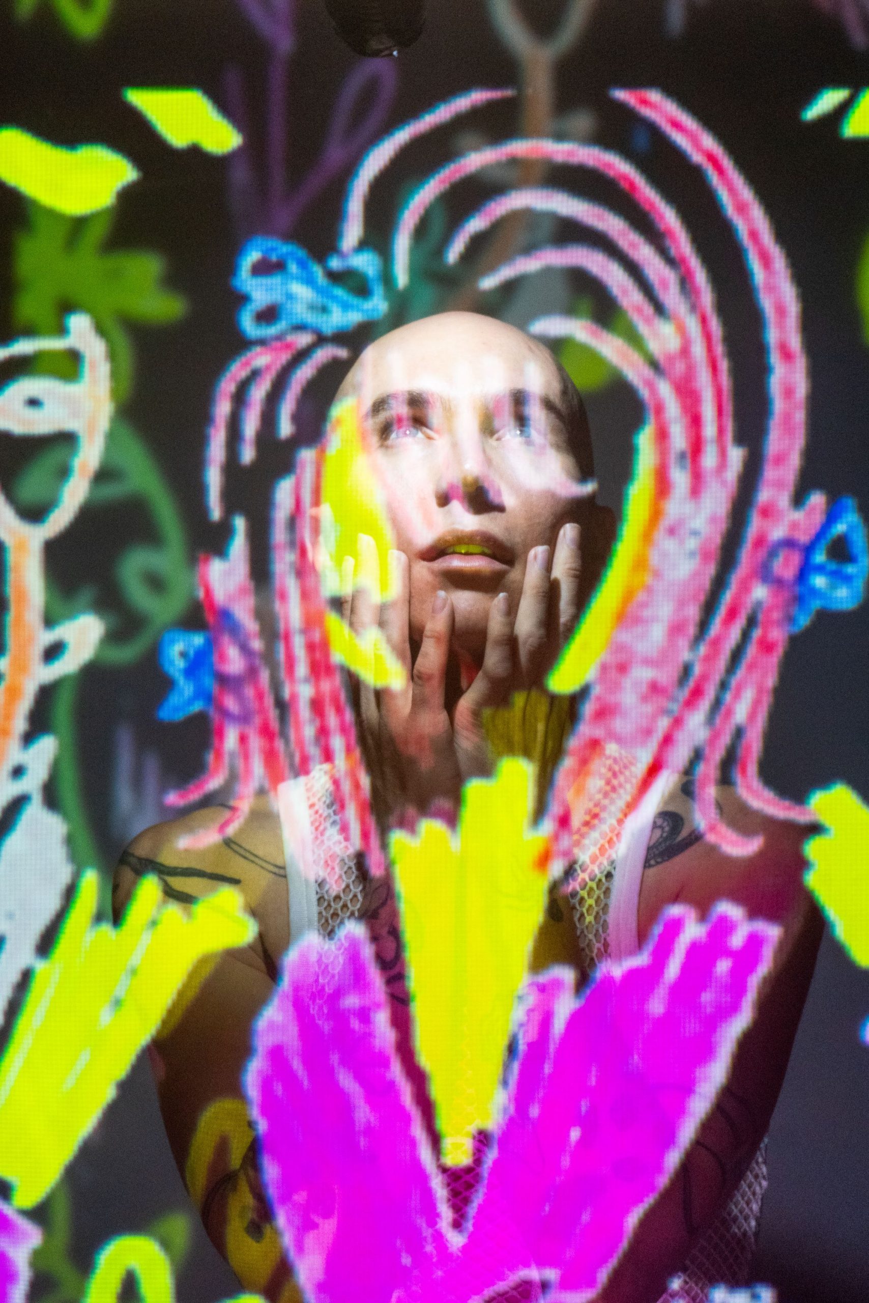 Velour: A Drag Spectacular: Un espectáculo diferente, creativo y de calidad llega a teatro de San Diego a person with his hands on his face