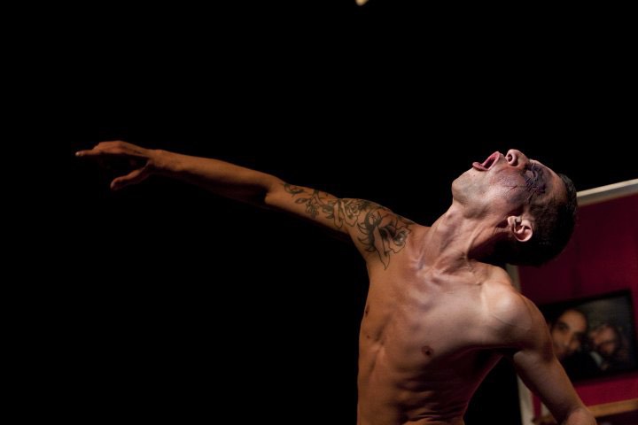 Carlos Valencia regresa a Tijuana para revitalizar la escena teatral con su obra 'Last Mar' Hombre grita