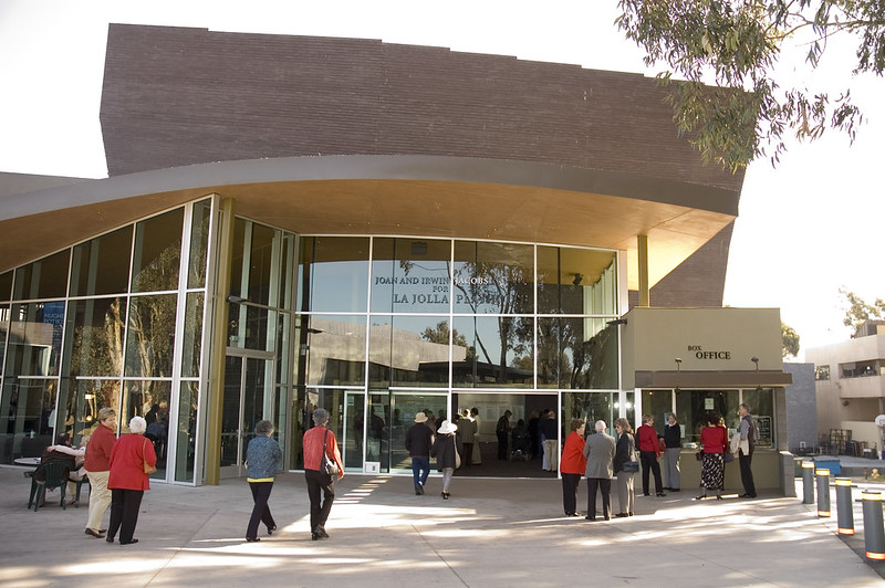 El festival de nuevas obras Latinx 2024 se presenta en La Jolla Playhouse La Jolla Playhouse, gente a la entrada.