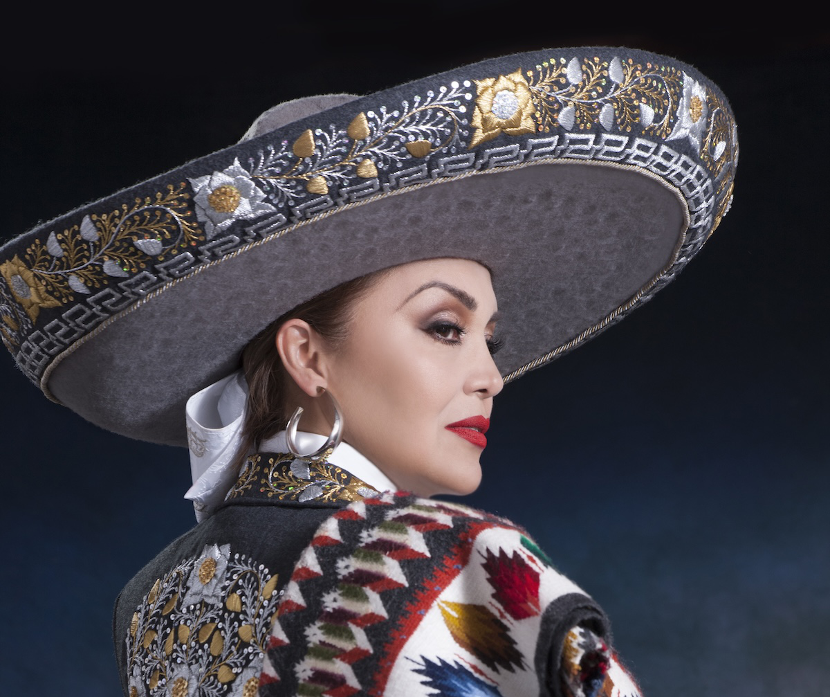 Aída Cuevas: La Reina de la Canción Ranchera rinde homenaje a Juan Gabriel en San Diego La cantante mexicana Aída Cuevas con sombrero de charro