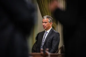 ¿Se encuentra Estados Unidos en una crisis constitucional? El fiscal general de California dice que todavía no