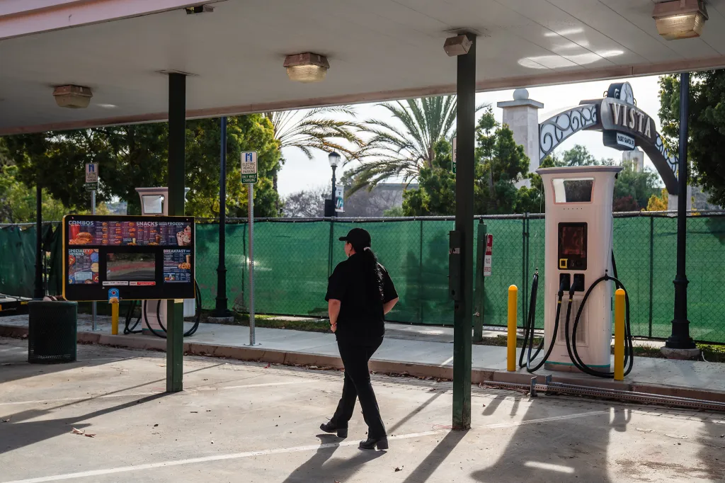 Una gran fuente de empleos está en riesgo con Trump: el financiamiento para las pequeñas empresas Mujer camina en un estacionamiento