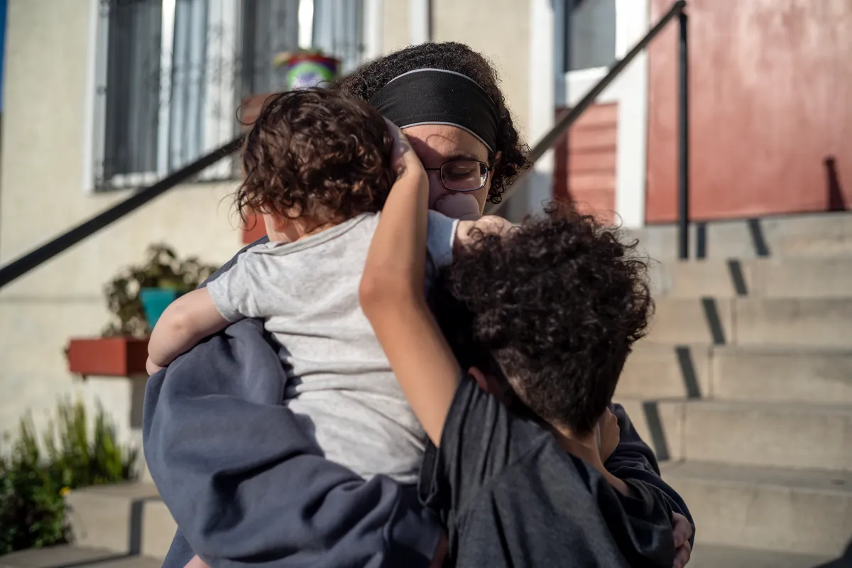 Los californianos que han sido detenidos en recientes redadas de Inmigración incluyen a niños y a voluntarios Mujer abraza a sus hijos.