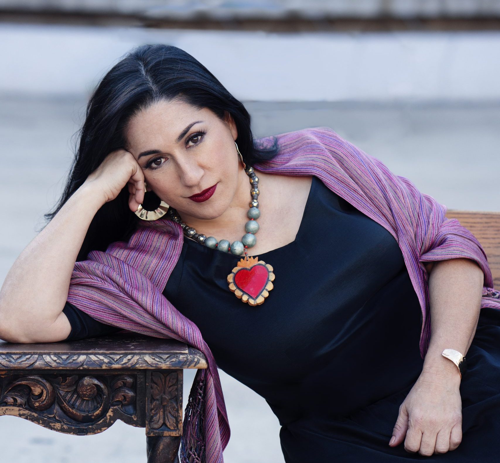 Gabriela Bojórquez lanza Vestida de Canto, su primer álbum con 13 canciones originales Mujer con vestido negro