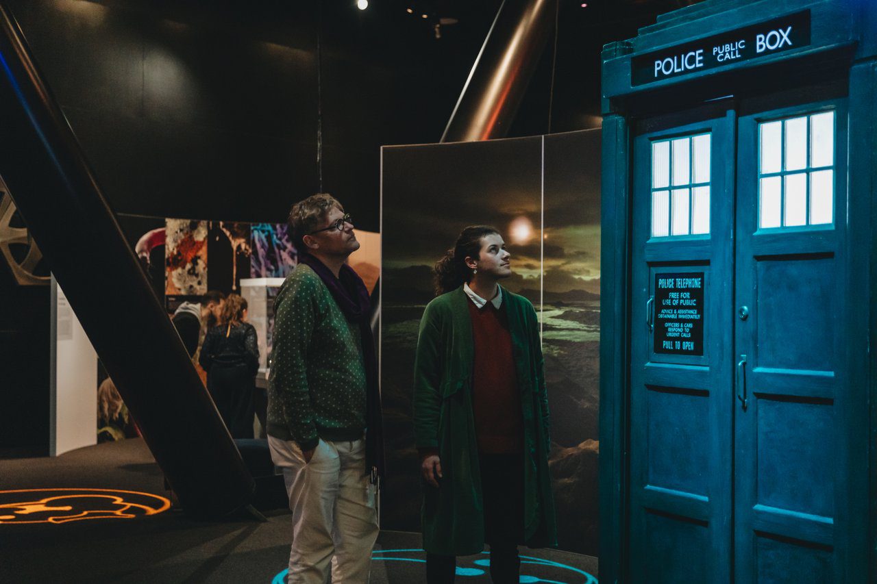¿Qué hay de nuevo en San Diego esta primavera 2025? Dos personas afuera de la Tardis