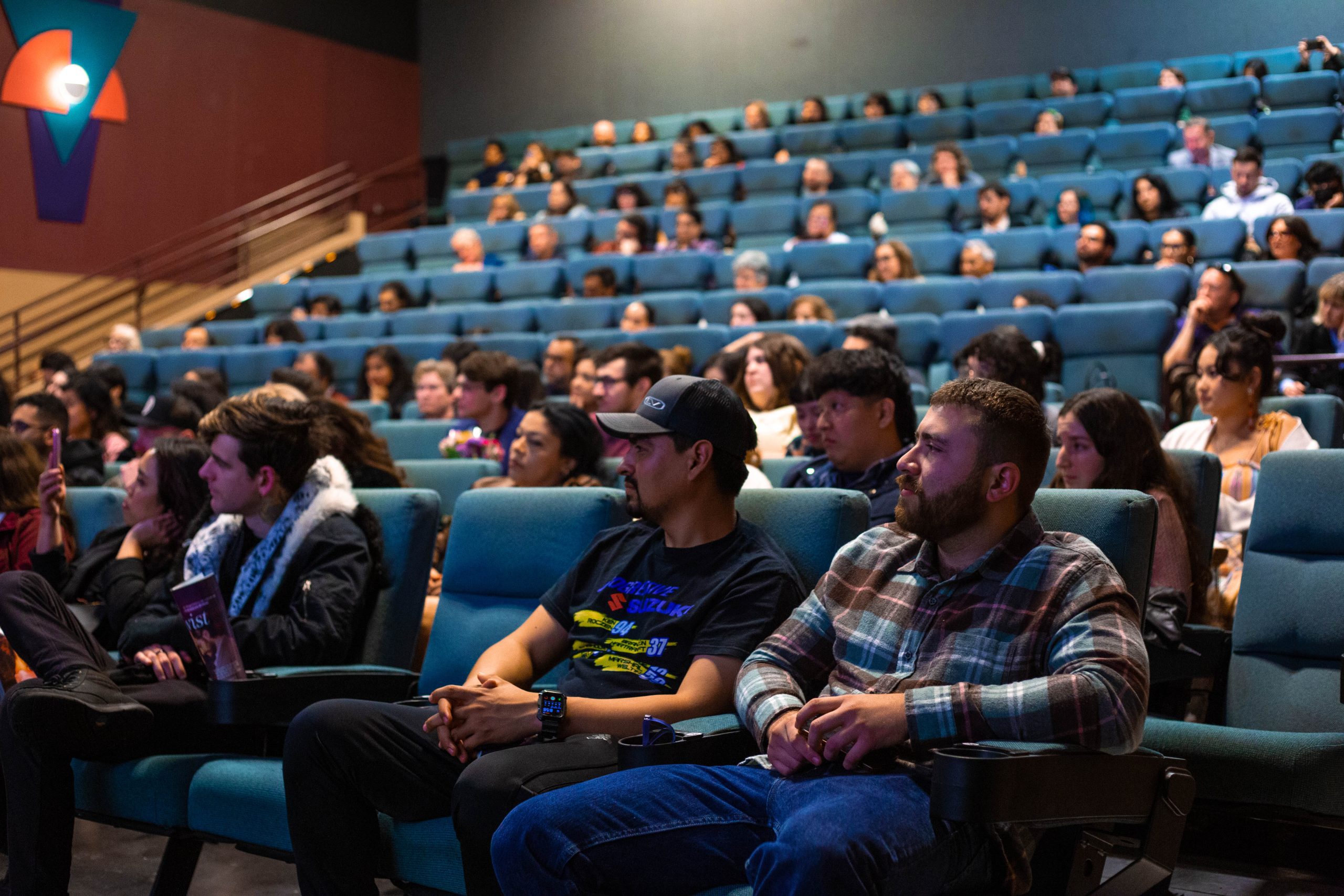 La convocatoria para participar en el 33 San Diego Latino Film Festival cierra el domingo 26 Gente en una sala de cine