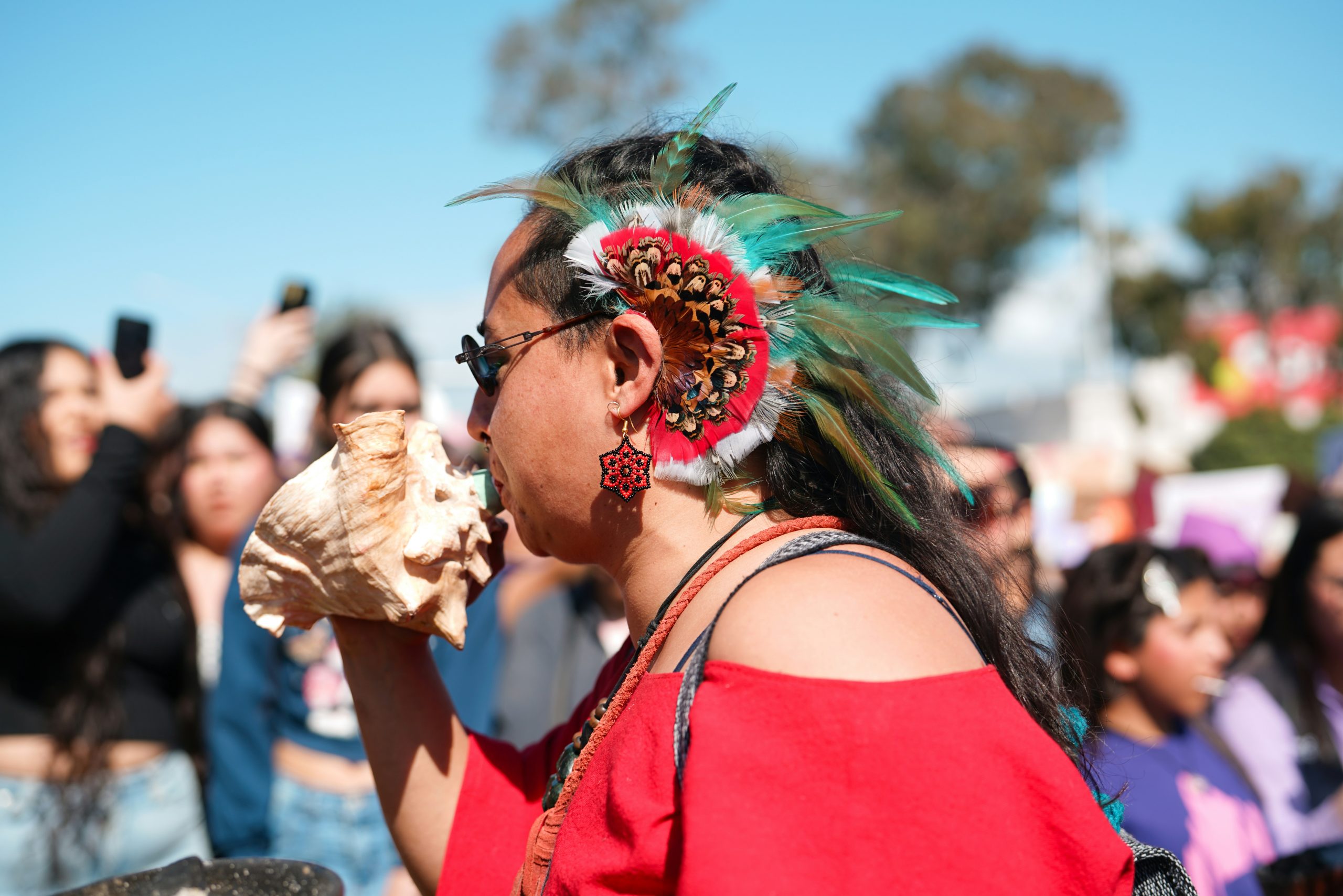 Celebrarán el Primer Festival Anual de Cultura y Arte Indígena del sur de California en Escondido Persona indígena toca el caracol.