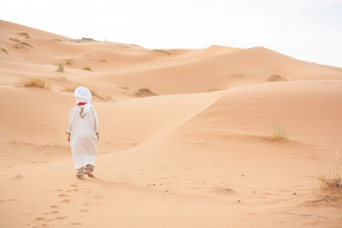 Naya persona camina en el desierto