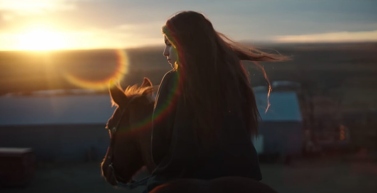 ‘East of Wall’: piezas rotas, caballos y determinación en los límites de Badlands Una adolescente a caballo