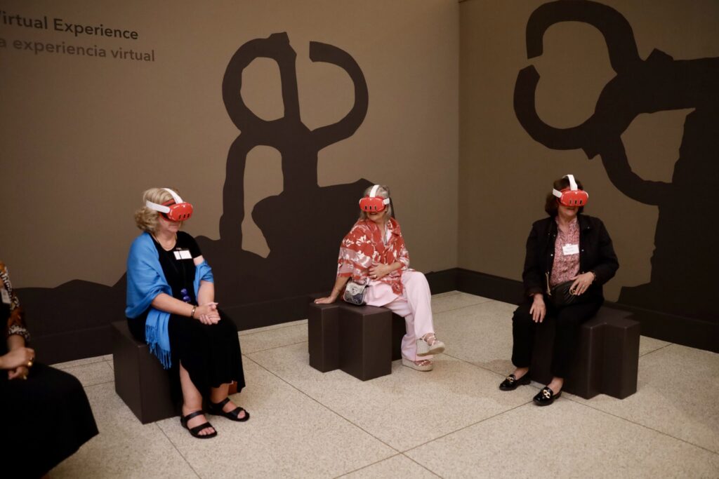 Visitors enjoying VR experience_SDMA Eduardo Chillida Convergence_4128 mujeres con visores de realidad virtual