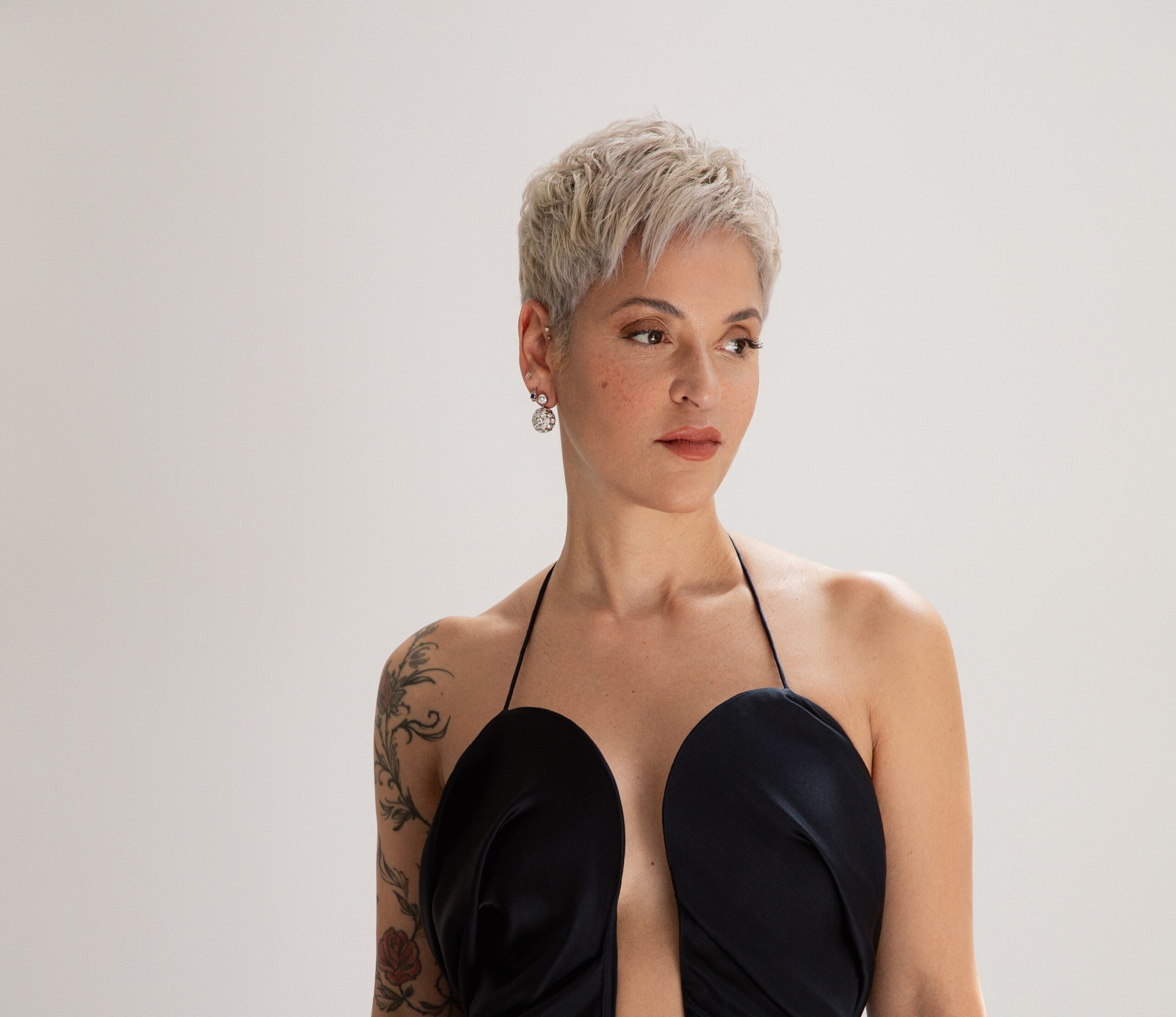 Mariza, ícono del fado contemporáneo, se presenta el viernes 7 de noviembre en San Diego Mujer con pelo corto