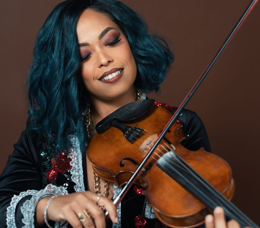 Mujer toca violín