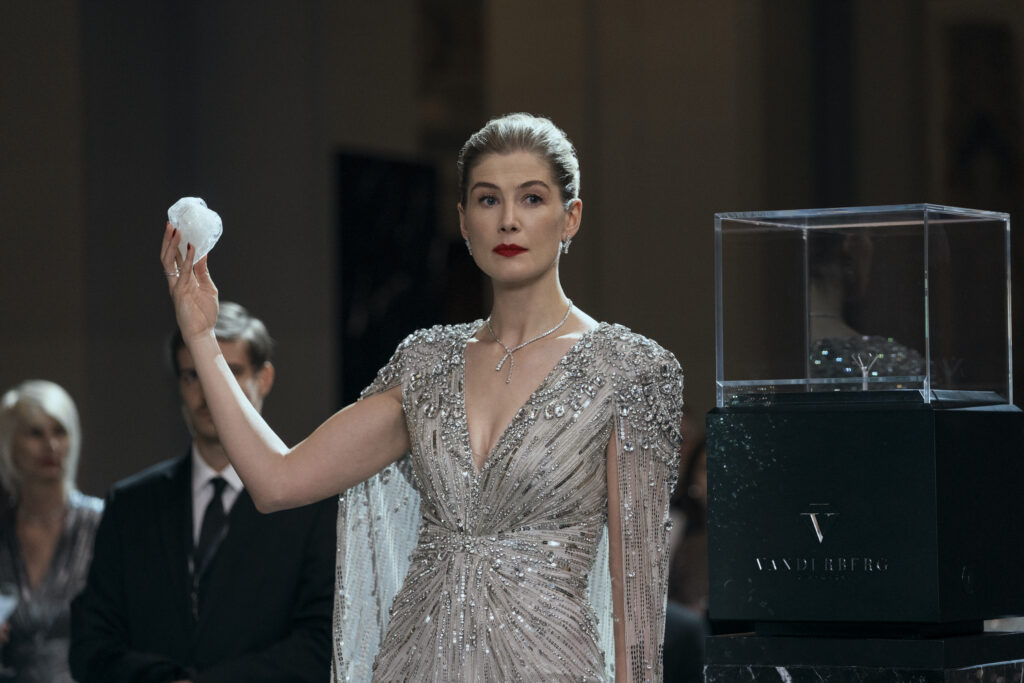 Now You See Me: Now You Don’t Mujer rubia con gran un diamante en bruto en la mano