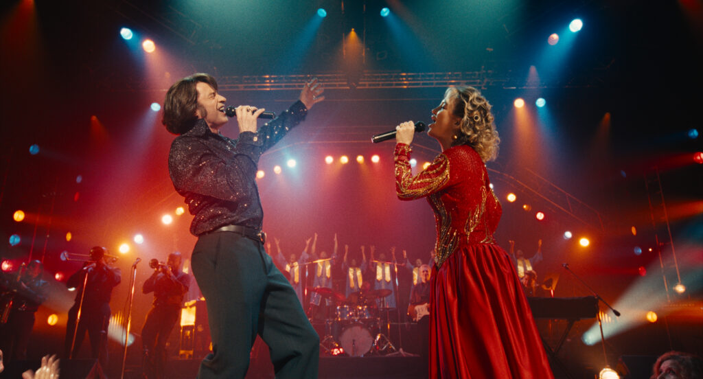 Hombre y mujer cantan