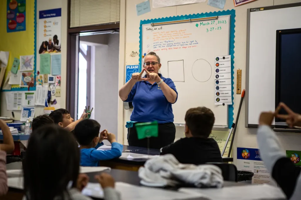 Maestra y niños en un salón