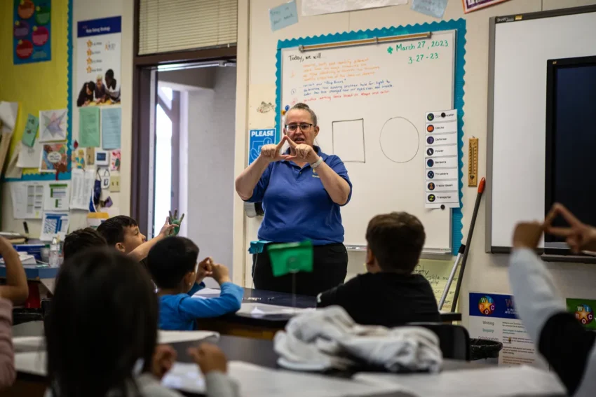 Maestra y niños en un salón