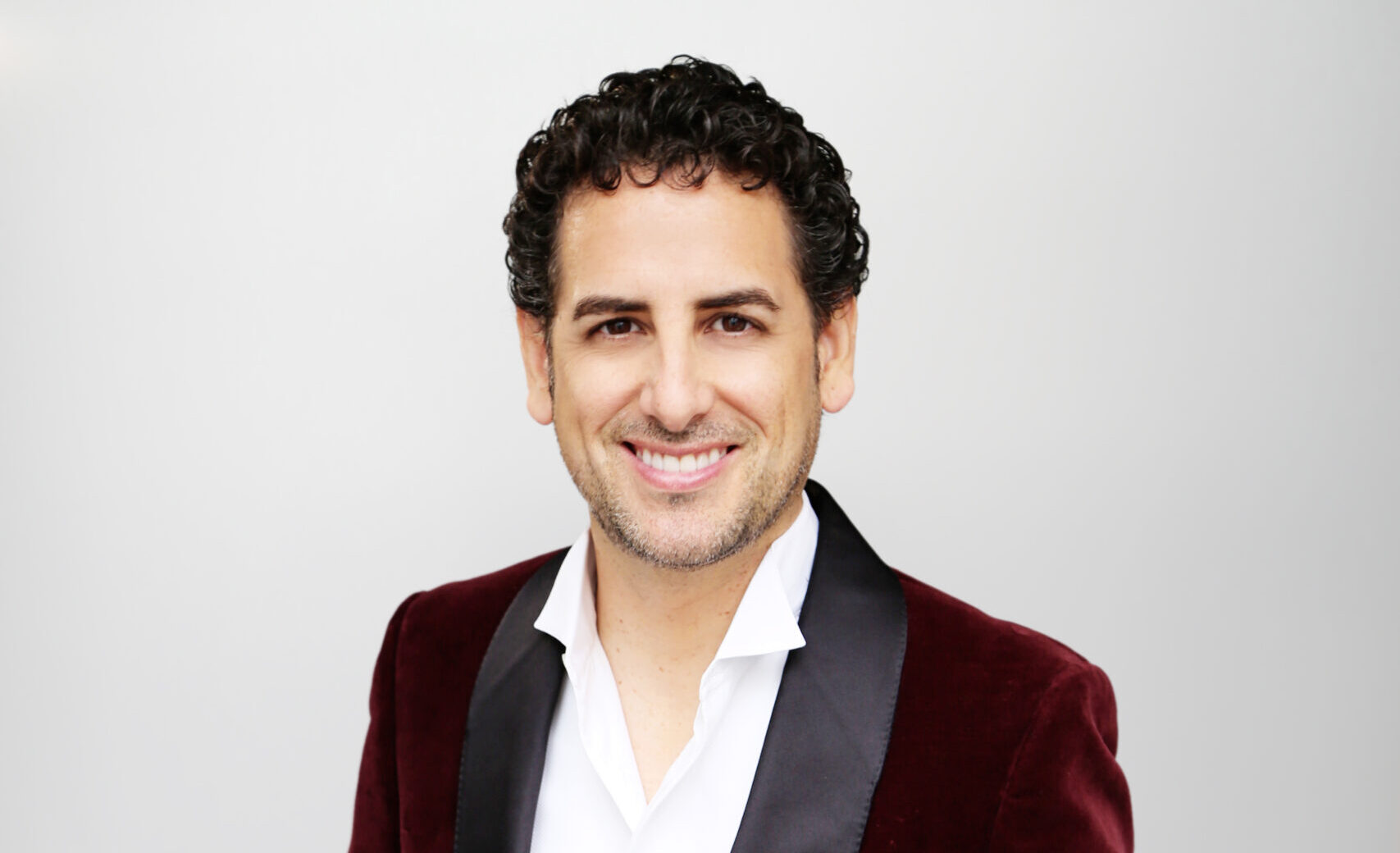 Músicos latinos y figuras internacionales son los protagonistas de febrero en La Jolla Music Society Hombre con saco guinda