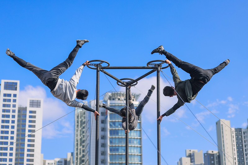 El Festival WOW regresa a San Diego con más de 24 propuestas artísticas de varios países Tres personas hacen acrobacia