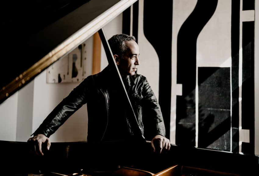 Hombre junto a un piano