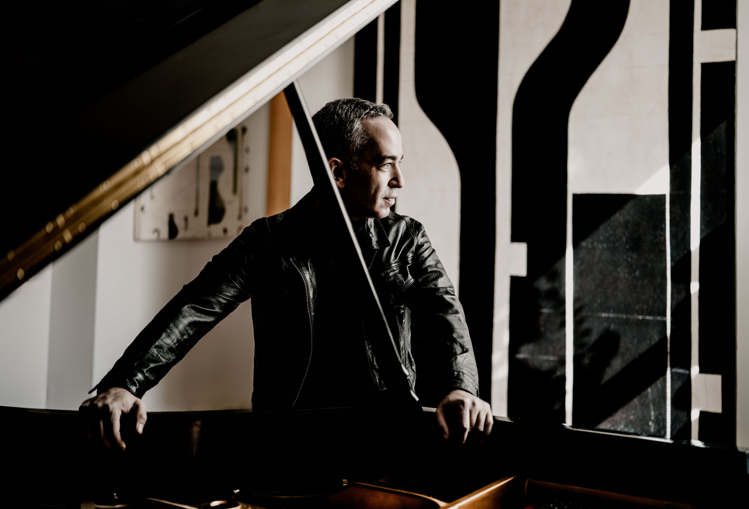 SummerFest 2026, en The Conrad, celebra 40 años con música que hace historia Hombre junto a un piano