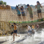 Museos gratis para niños en octubre en San Diego, hay más Niños jugando en parque con agua