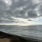 El condado de San Diego pide prepararse ante las lluvias y vientos de El Niño Playa y cielo nublado