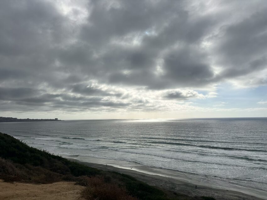 Playa y cielo nublado