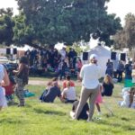 AURA by Magnolias llevará salud, educación y cultura en español a City Heights gente en un parque