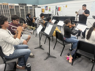 jóvenes tocan instrumentos en un salón